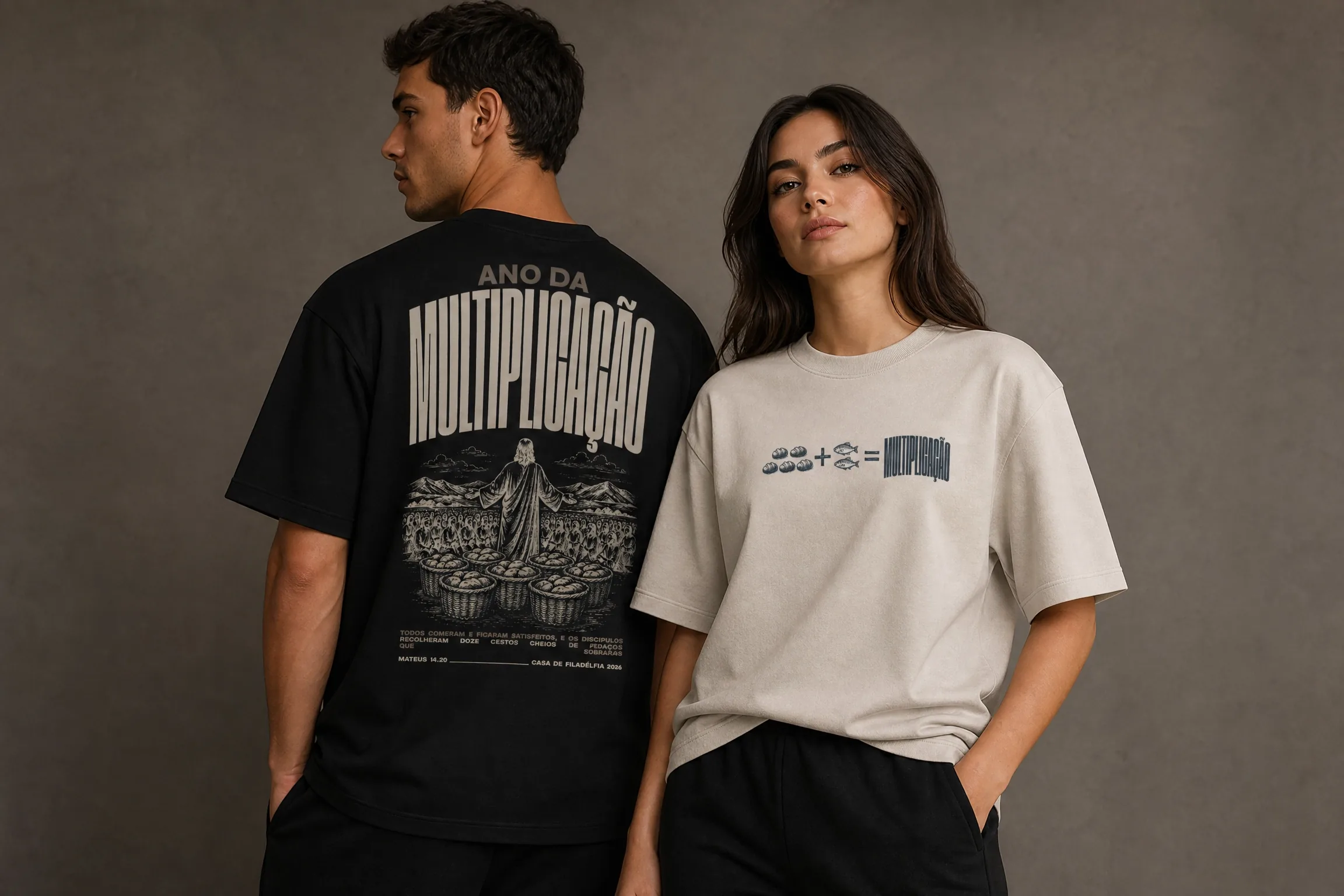 Casal com as camisetas Preta (costas) e Off-White (frente) da coleção Multiplicação