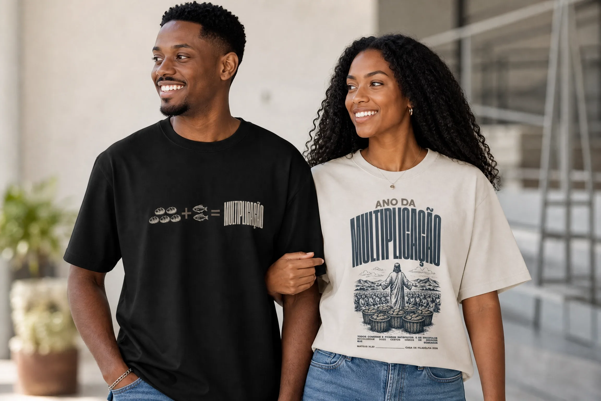 Casal com as camisetas Preta e Off-White da coleção Multiplicação